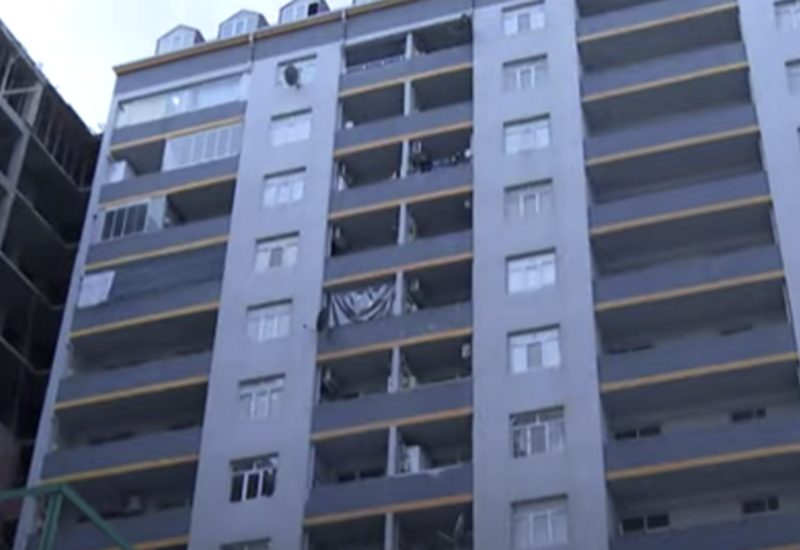 Мужчина упал с 13-го этажа в Хырдалане и выжил