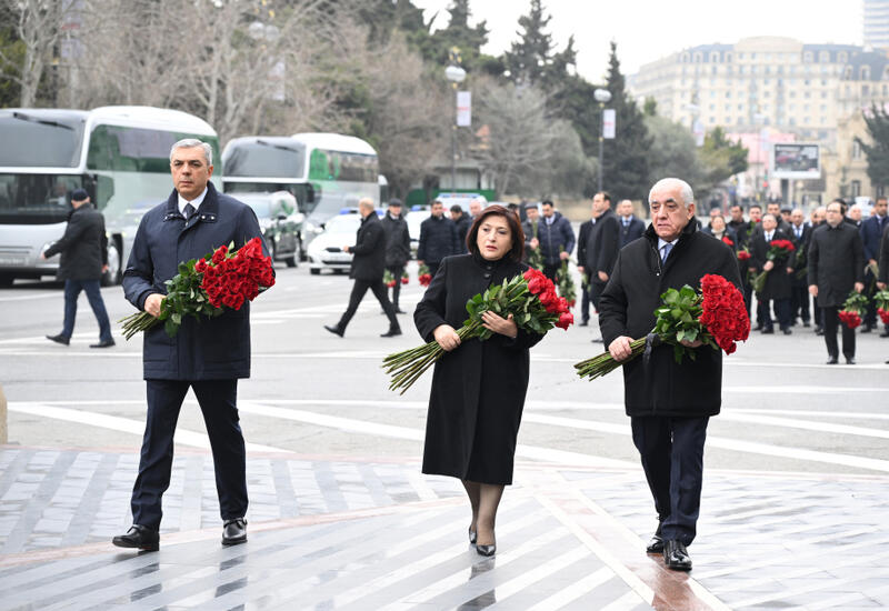 Dövlət və hökumət rəsmiləri Xocalı soyqırımı abidəsini ziyarət ediblər