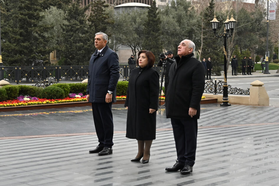 Официальные лица государства и правительства посетили памятник жертвам Ходжалинского геноцида