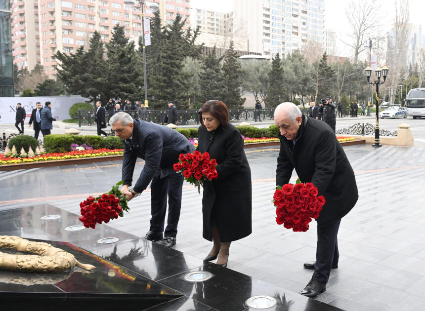 Dövlət və hökumət rəsmiləri Xocalı soyqırımı abidəsini ziyarət ediblər