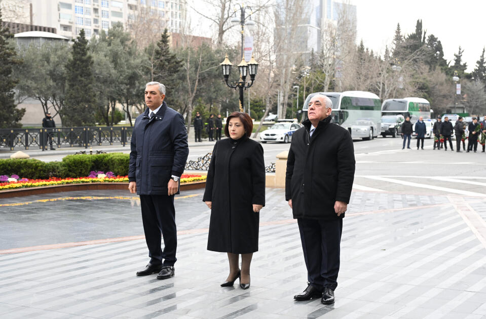 Dövlət və hökumət rəsmiləri Xocalı soyqırımı abidəsini ziyarət ediblər