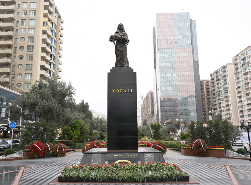 Dövlət və hökumət rəsmiləri Xocalı soyqırımı abidəsini ziyarət ediblər