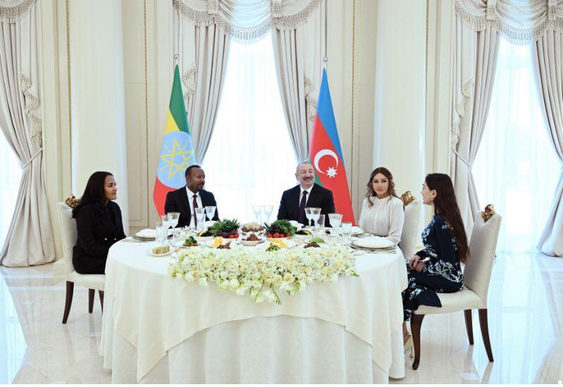 От имени Президента Ильхама Алиева и Первой леди Мехрибан Алиевой дан официальный обед в честь Премьер-министра и Первой леди Эфиопии
