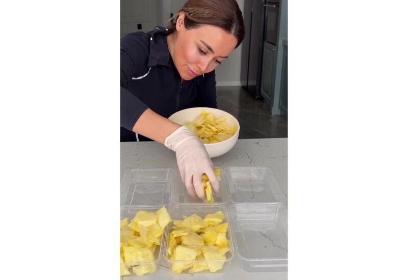 Как приготовить вкусный ананасовый салат?