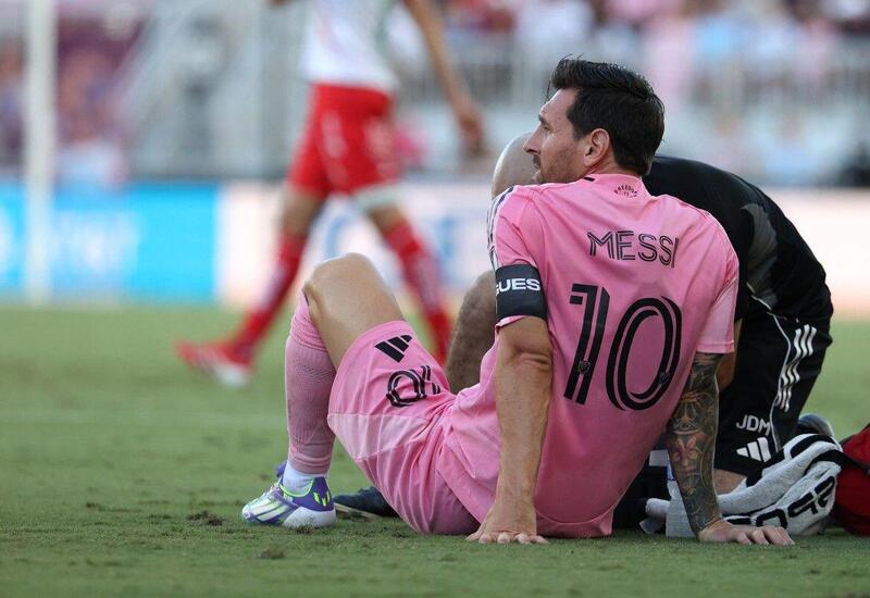 Охрана случайно сбила Месси с ног