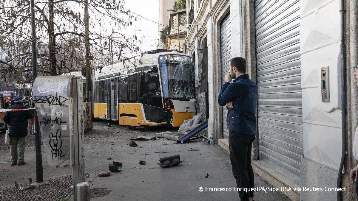В Милане сошел с рельсов трамвай, десятки раненых