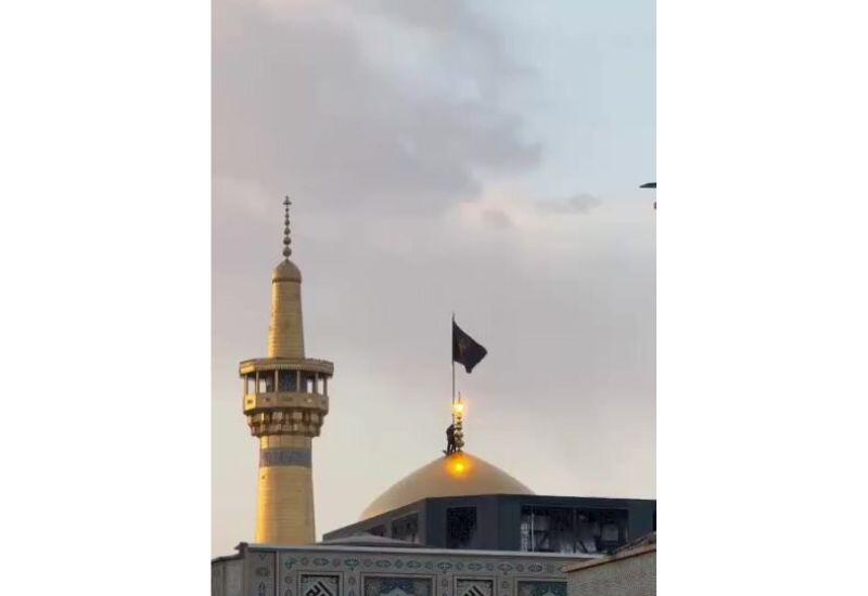 В иранском Мешхеде подняли черный флаг траура над куполом мечети