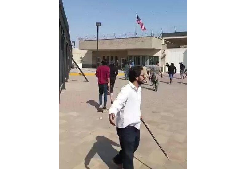 Протестующие напали на посольство США в Карачи