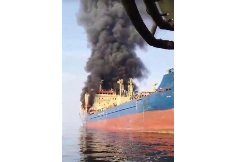 В Ормузском проливе тонет нефтяной танкер