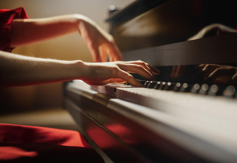 Ученые выяснили, почему люди могут ощущать «мурашки» от стихов и музыки