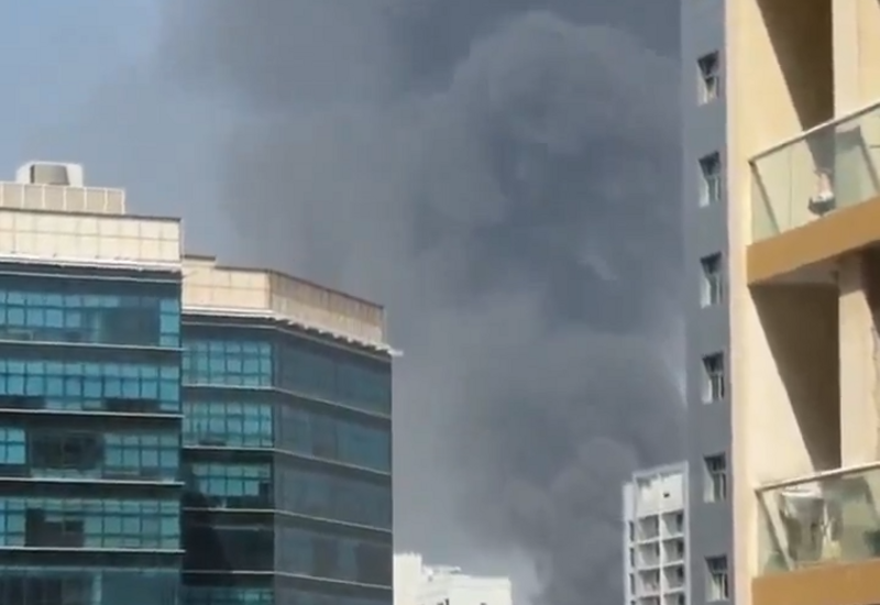 В Шардже полыхает торговый центр