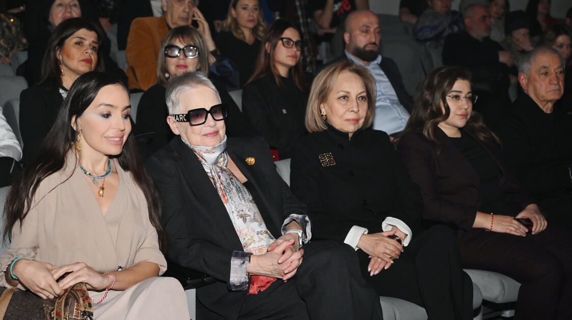 Heydər Əliyev Fondunun vitse-prezidenti Leyla Əliyeva “Neft bumu hamıya gülümsəyir” tamaşasının nümayişində iştirak edib