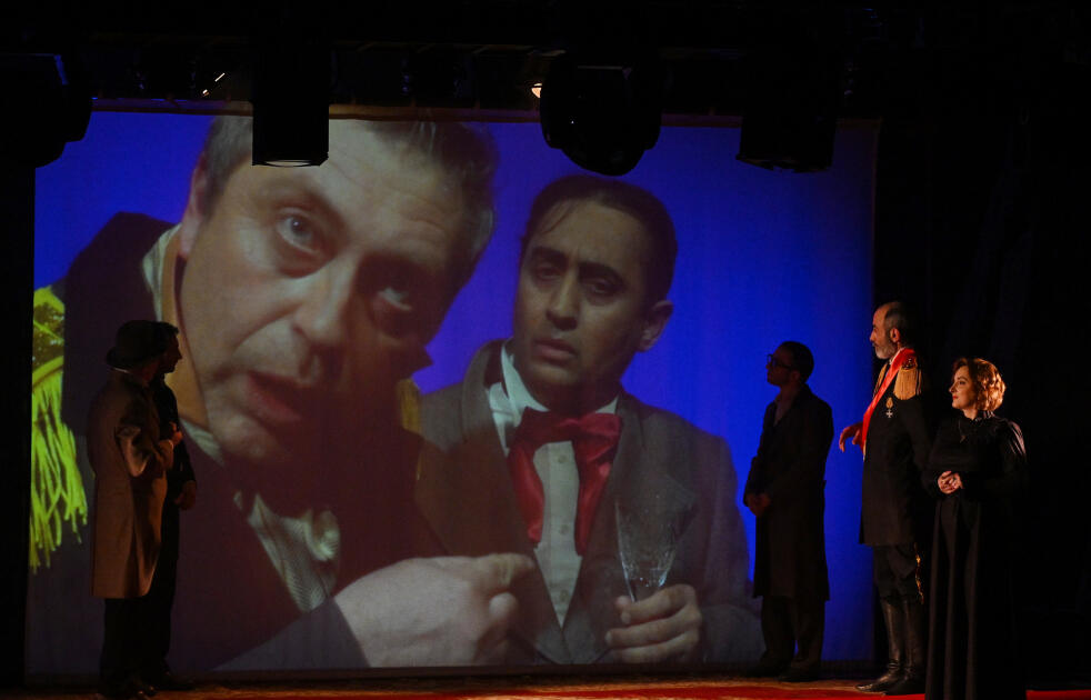 Heydər Əliyev Fondunun vitse-prezidenti Leyla Əliyeva “Neft bumu hamıya gülümsəyir” tamaşasının nümayişində iştirak edib