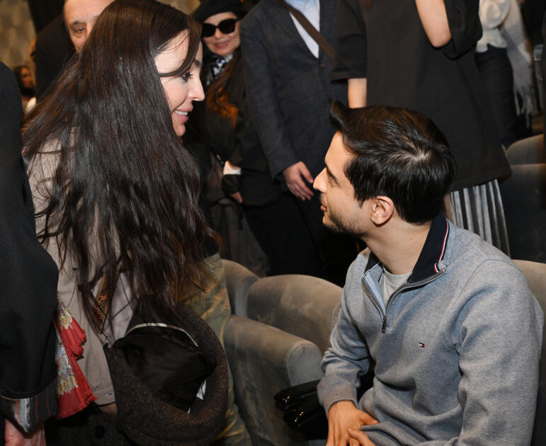 Heydər Əliyev Fondunun vitse-prezidenti Leyla Əliyeva “Neft bumu hamıya gülümsəyir” tamaşasının nümayişində iştirak edib