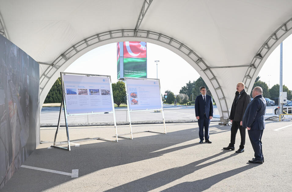 Президент Ильхам Алиев ознакомился в Баку с техникой для перевозки бытовых отходов