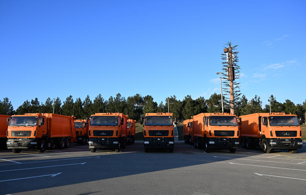 Президент Ильхам Алиев ознакомился в Баку с техникой для перевозки бытовых отходов