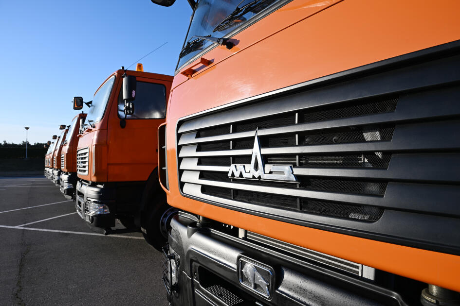 Президент Ильхам Алиев ознакомился в Баку с техникой для перевозки бытовых отходов