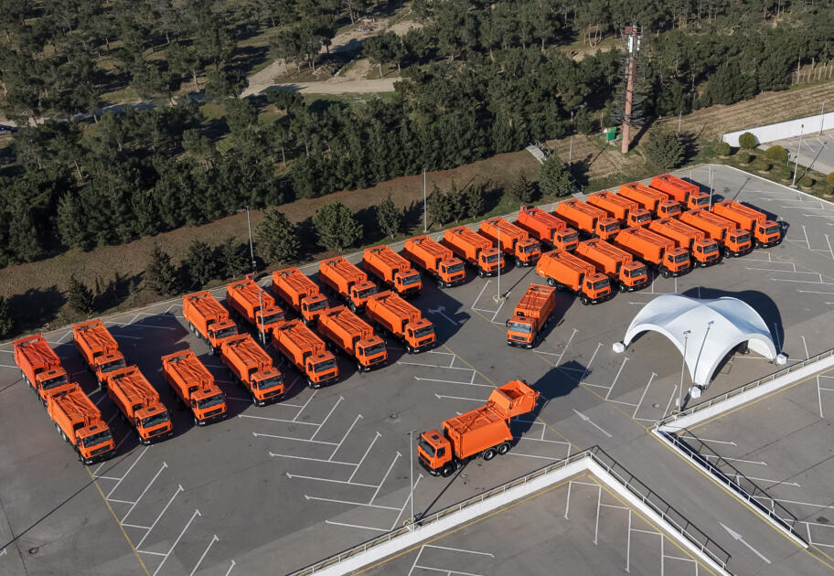 Президент Ильхам Алиев ознакомился в Баку с техникой для перевозки бытовых отходов