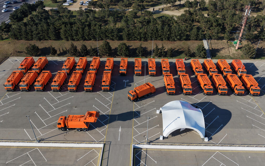 Президент Ильхам Алиев ознакомился в Баку с техникой для перевозки бытовых отходов