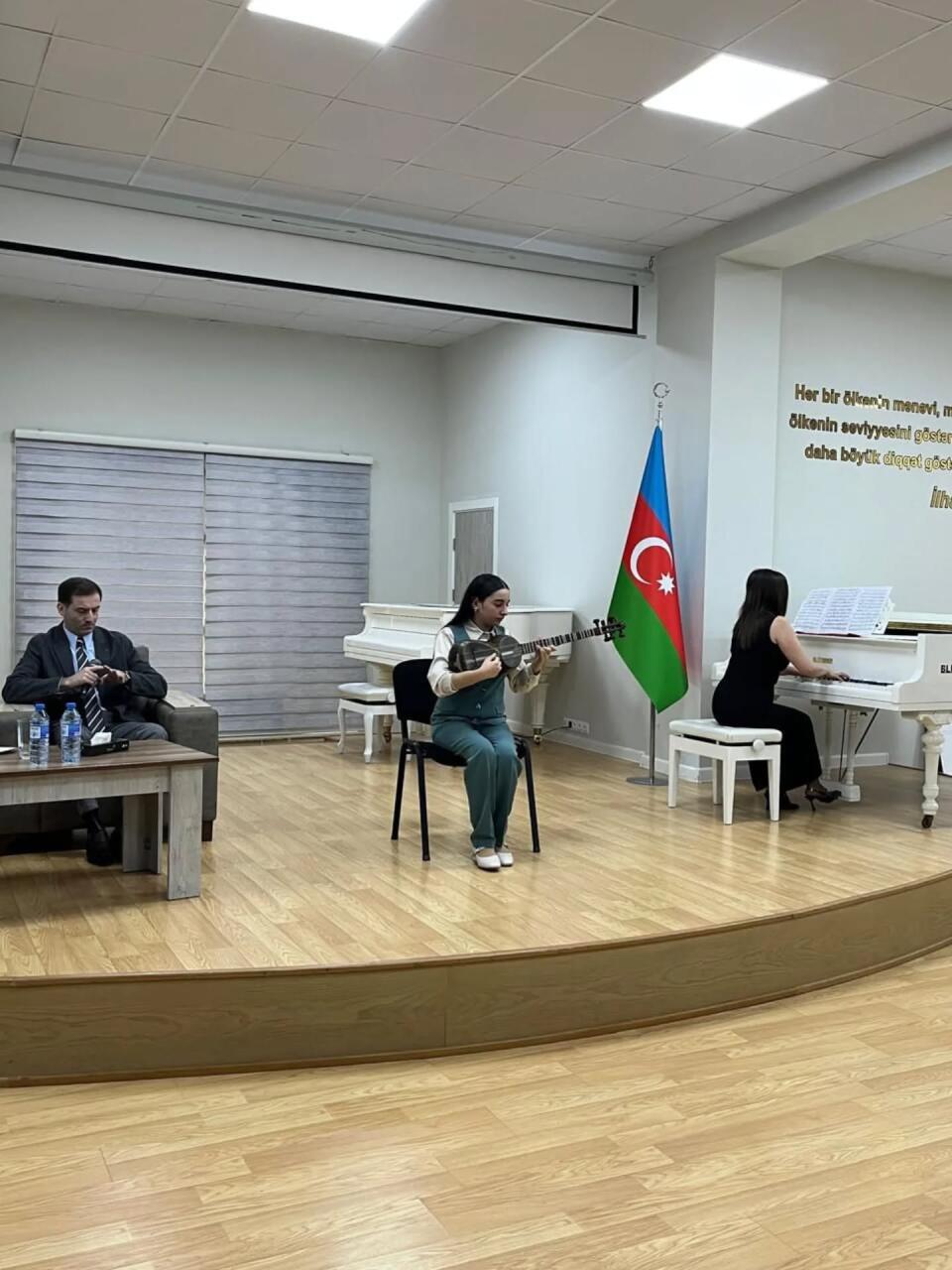 Искусство тара объединяет поколения азербайджанцев