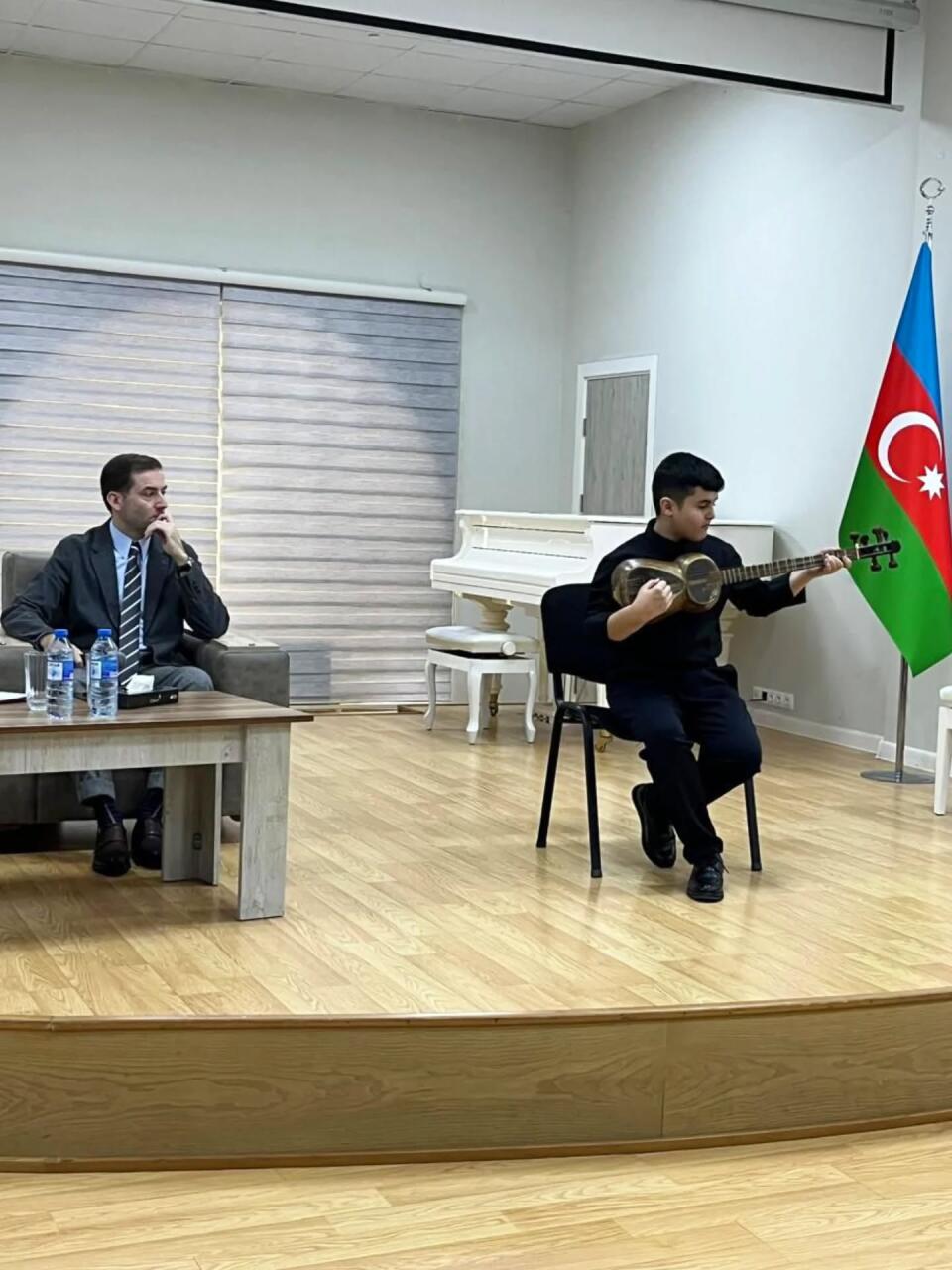 Искусство тара объединяет поколения азербайджанцев