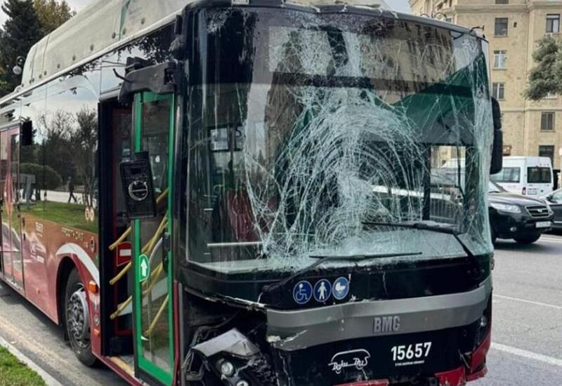 В Баку столкнулись два автобуса
