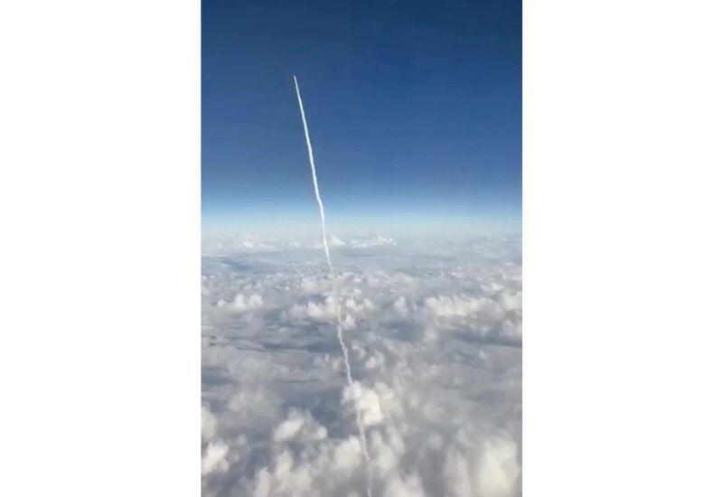 Пассажиры самолета на Ближнем Востоке засняли пролетающую баллистическую ракету