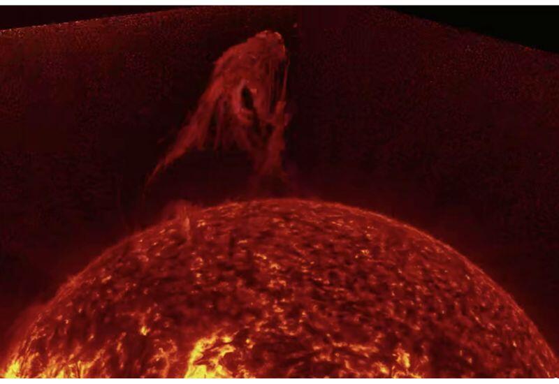 Солнце выбросило гигантский протуберанец