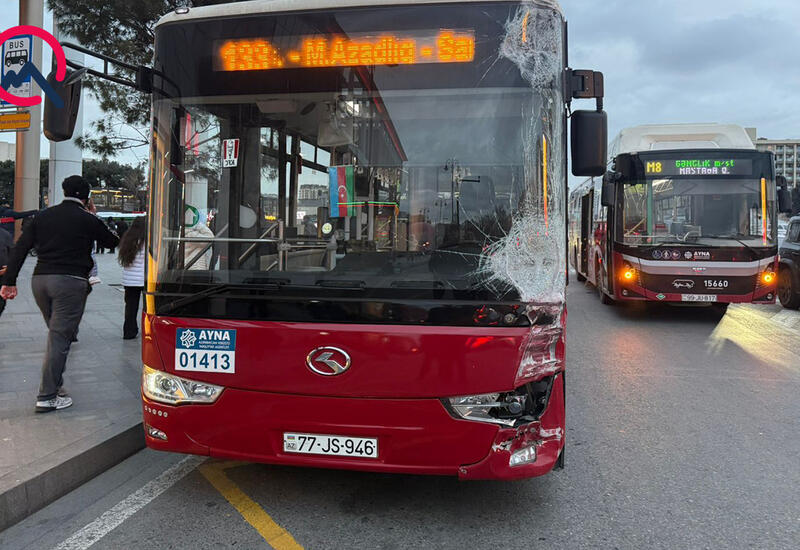 “Gənclik”də 2 marşrut avtobusu toqquşdu