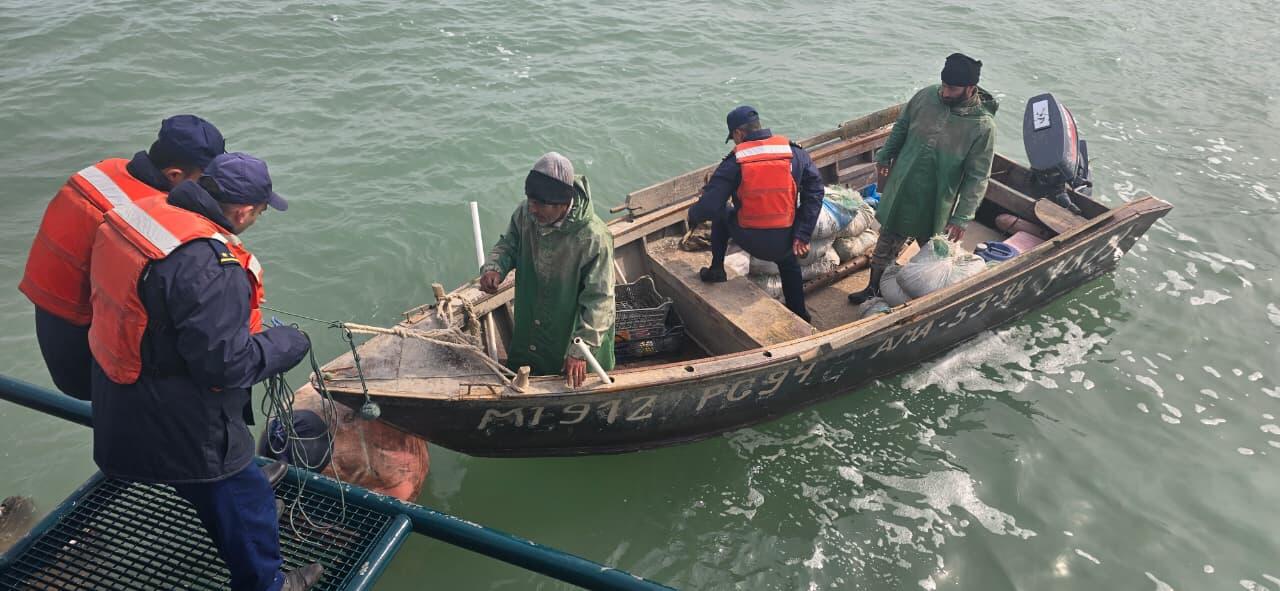 Xəzərdə köməksiz vəziyyətdə qalan balıqçılar xilas edilib