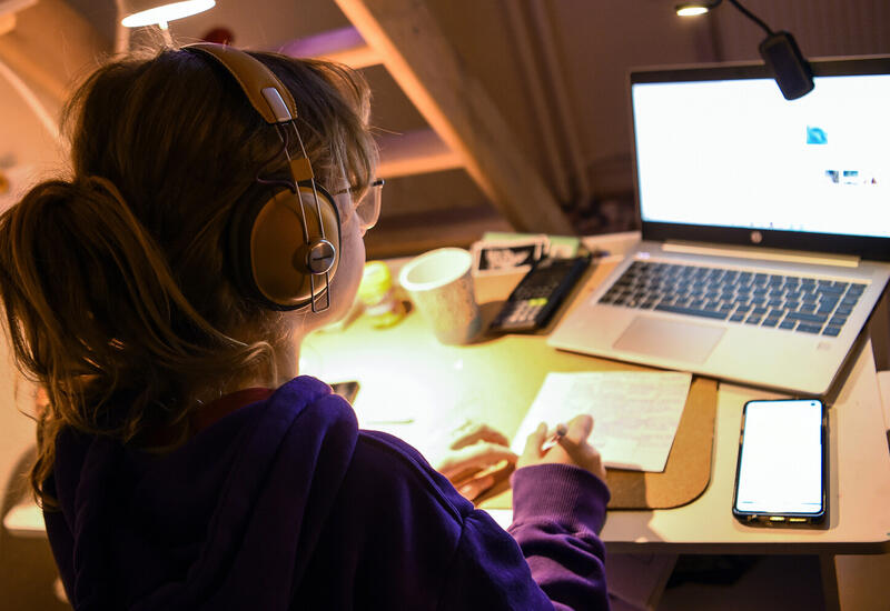 Прослушивание громкой музыки в наушниках повреждает слух за 15 минут