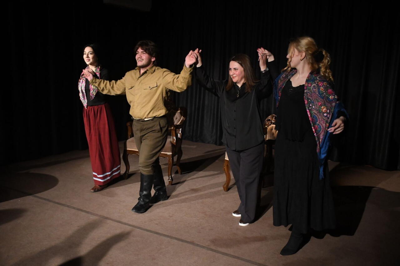 В Баку состоялась премьера спектакля "Медведь"