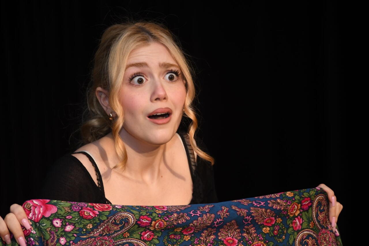 В Баку состоялась премьера спектакля "Медведь"