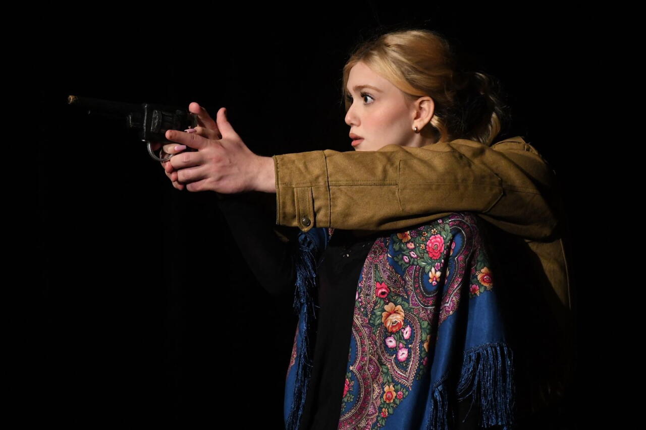 В Баку состоялась премьера спектакля "Медведь"