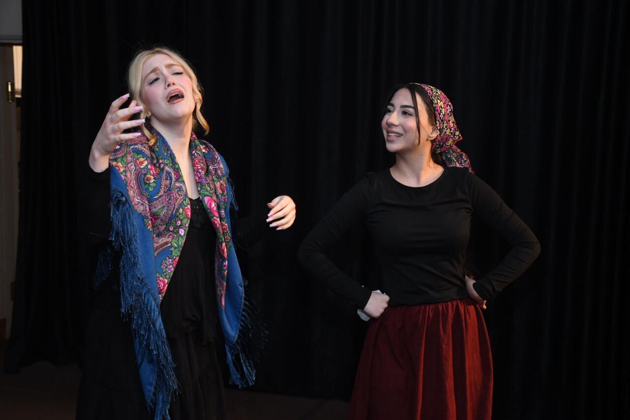 В Баку состоялась премьера спектакля "Медведь"