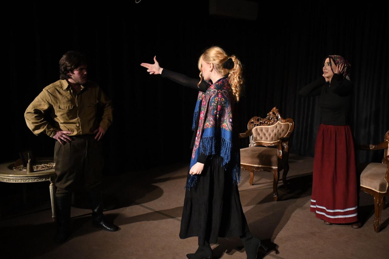 В Баку состоялась премьера спектакля "Медведь"