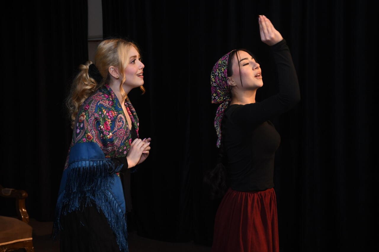 В Баку состоялась премьера спектакля "Медведь"