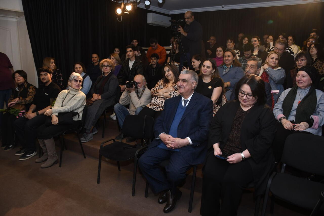 В Баку состоялась премьера спектакля "Медведь"