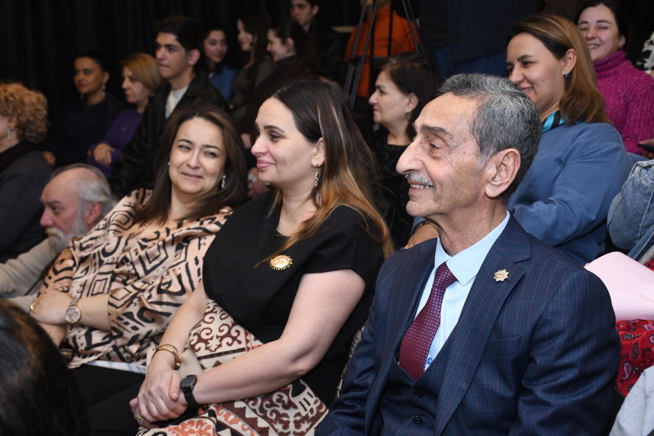 В Баку состоялась премьера спектакля "Медведь"