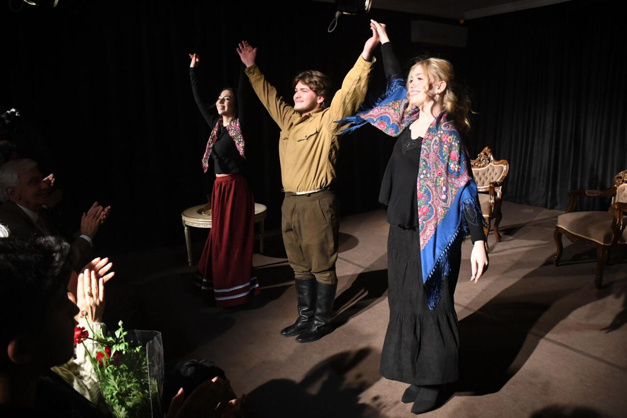 В Баку состоялась премьера спектакля "Медведь"