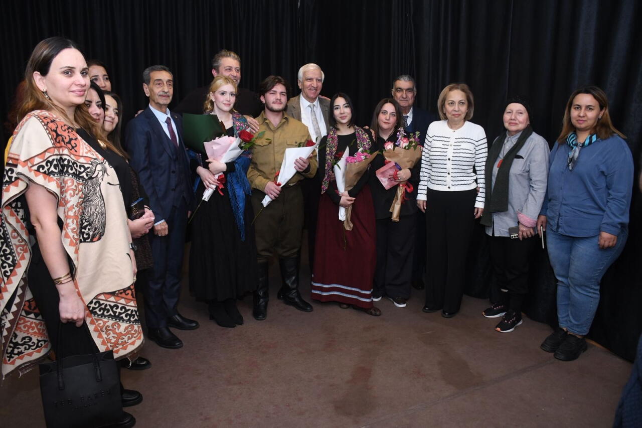 В Баку состоялась премьера спектакля "Медведь"