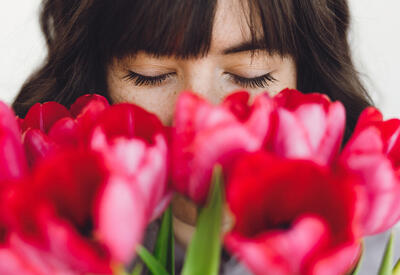 Врач предупредила о самых опасных цветах в букетах к 8 Марта