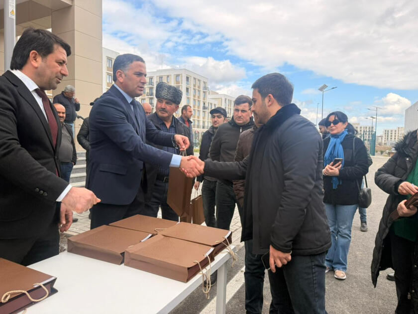 В Агдам вернулась очередная группа бывших вынужденных переселенцев