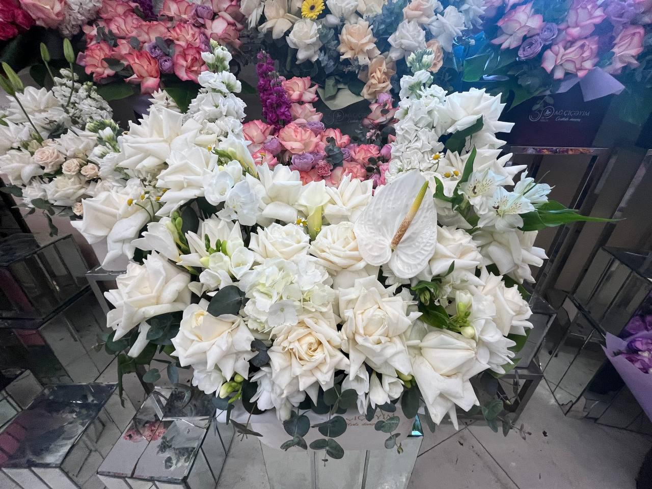 8 Mart ərəfəsində güllərə tələbat artdı