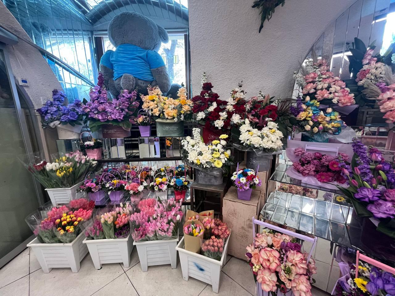 8 Mart ərəfəsində güllərə tələbat artdı