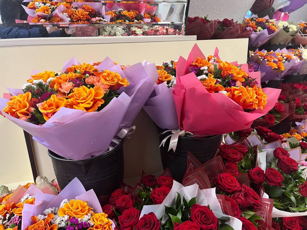 8 Mart ərəfəsində güllərə tələbat artdı