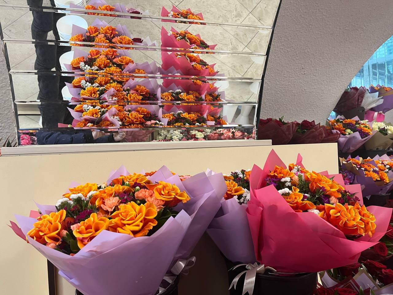 8 Mart ərəfəsində güllərə tələbat artdı