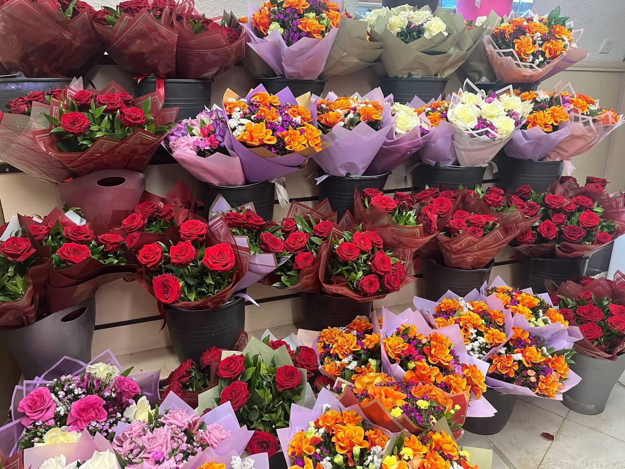 8 Mart ərəfəsində güllərə tələbat artdı