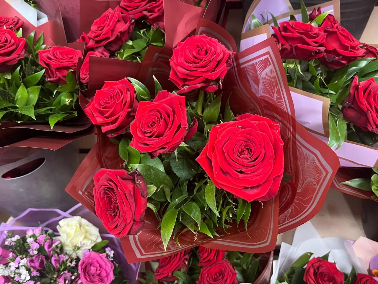 8 Mart ərəfəsində güllərə tələbat artdı