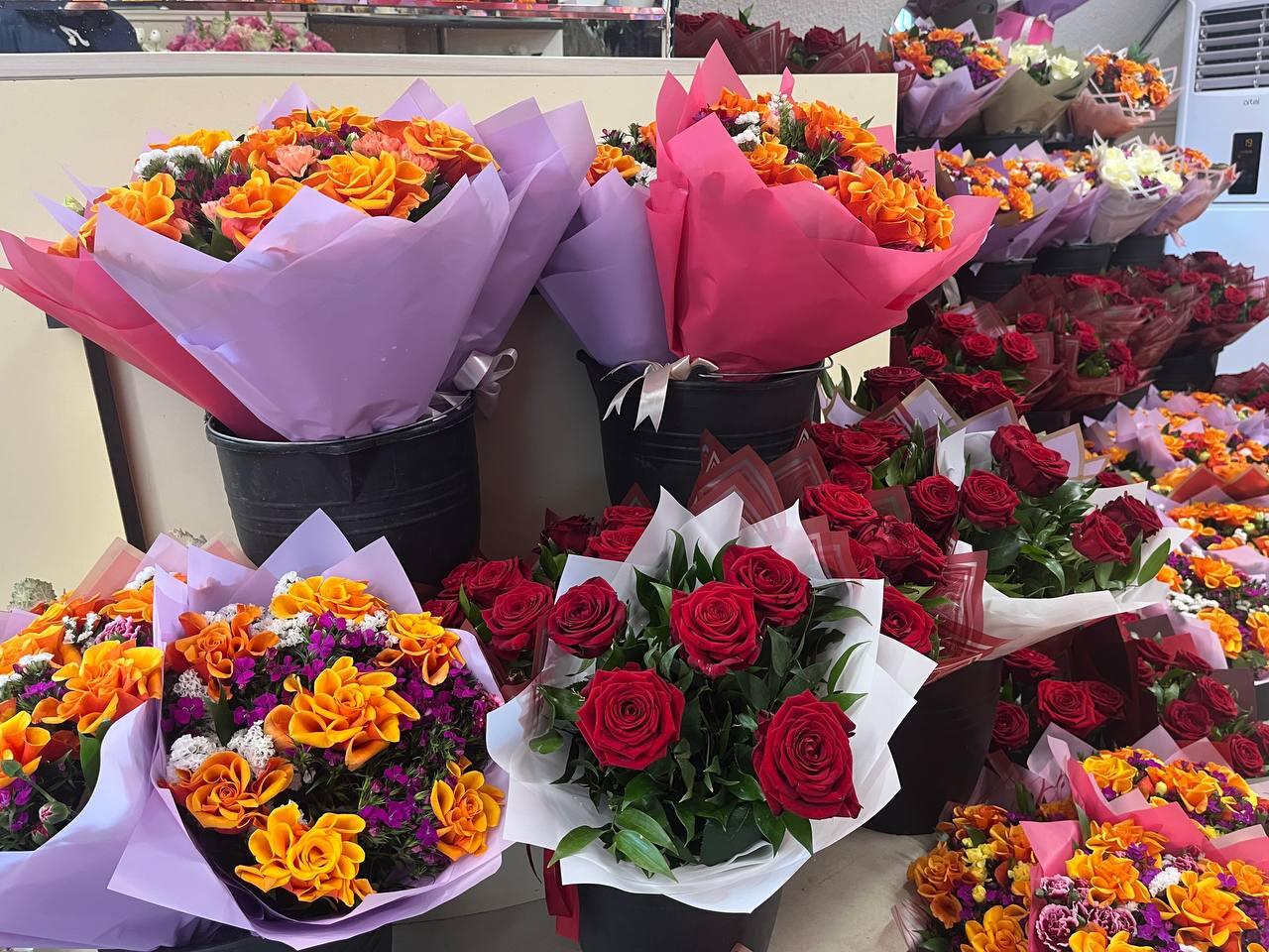8 Mart ərəfəsində güllərə tələbat artdı